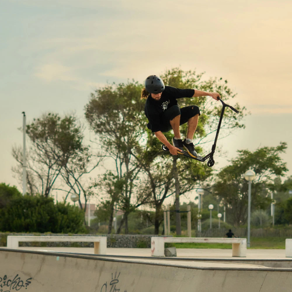 NKD Rizz Stuntstep Zwart 88cm